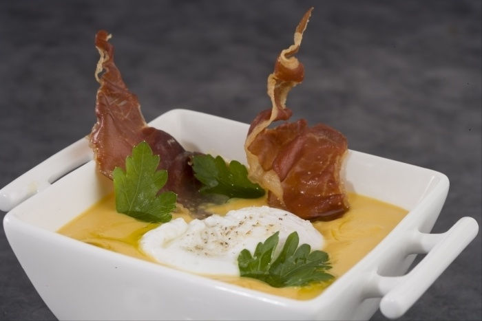 Crème de potiron, oeuf poché, châtaignes et chips de jambon Crème de potiron, oeuf poché, châtaignes et chips de jambon